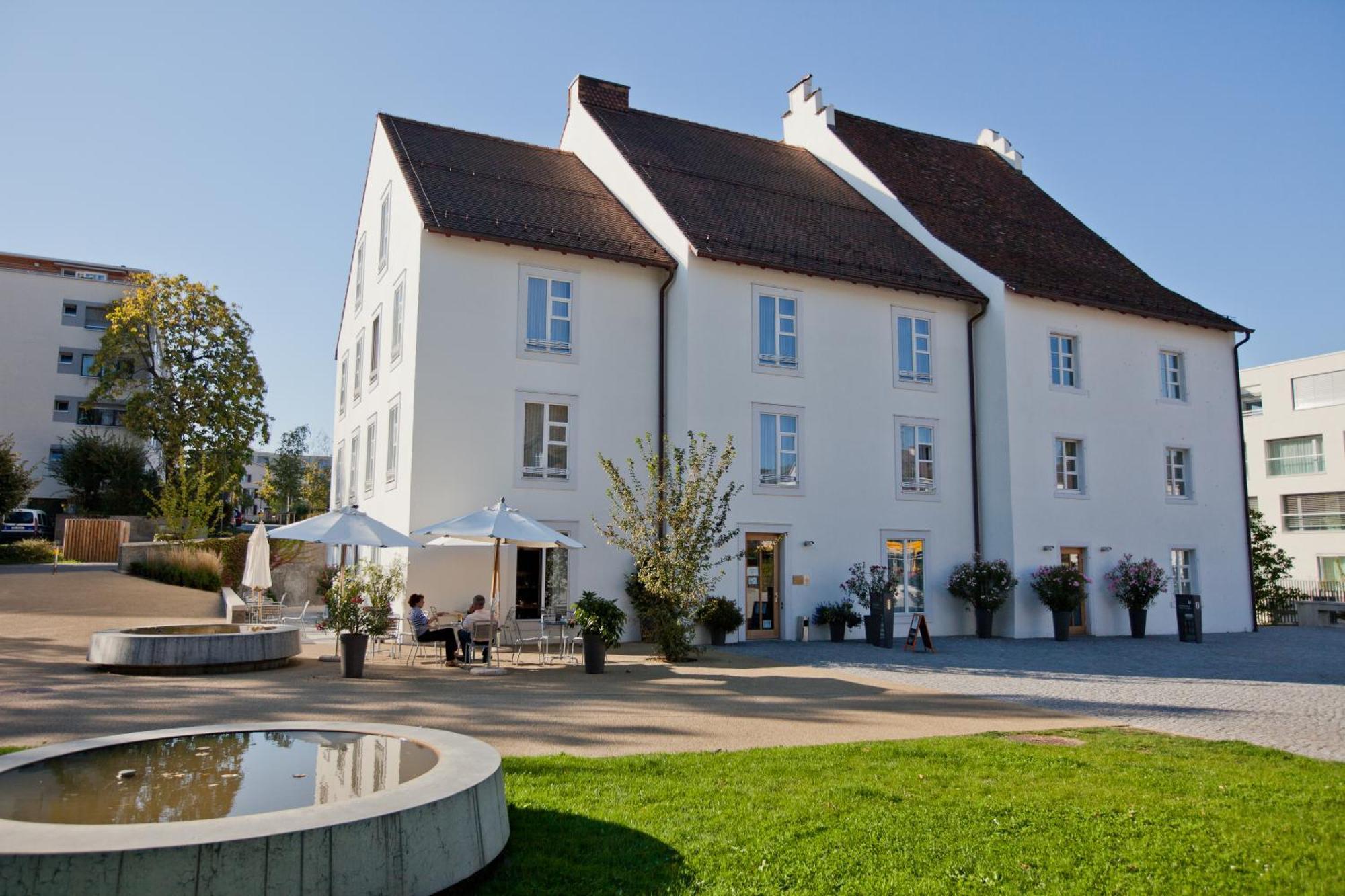 Hotel Im Schlosspark Binningen Exterior foto